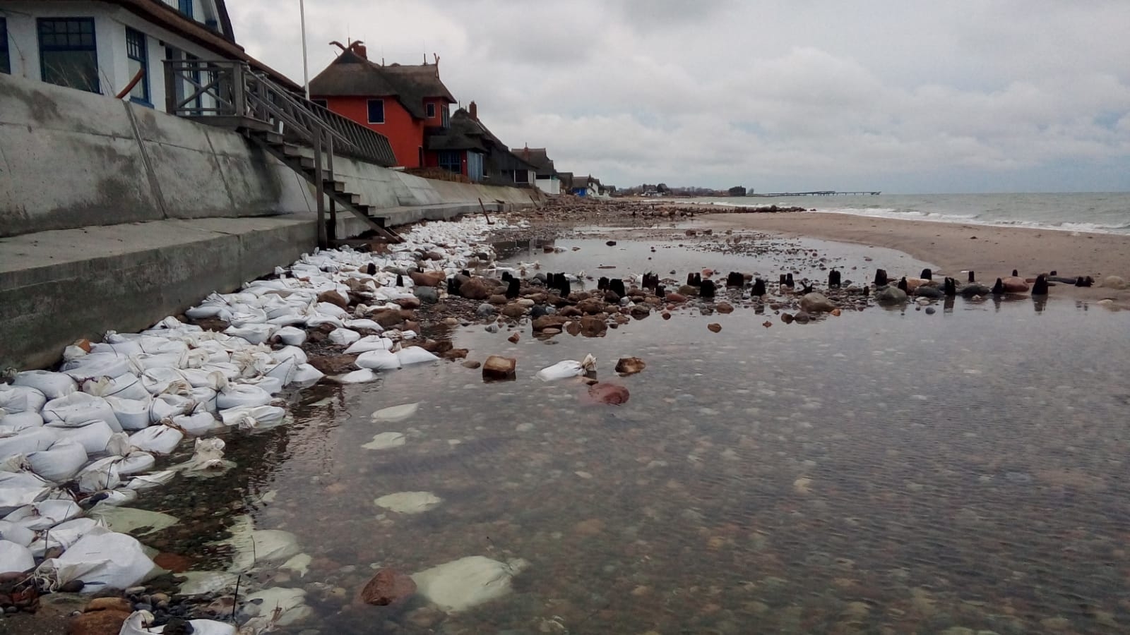 Nach dem Hochwasser am 09.01.2019 sind die Villen auf dem Graswarder nun völlig ungeschützt